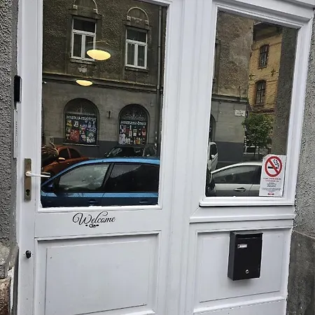 7dab 0-9 Contactless Self Check-in *